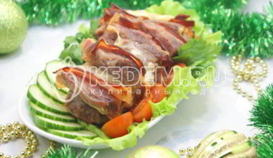 мясо с беконом и сыром