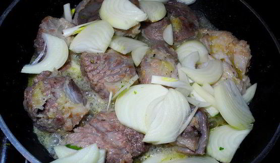 мясо с лимоном и изюмом в тыкве