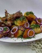 Поджаренный кролик с картошкой и зеленью