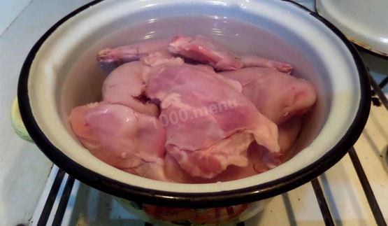 поджаренный кролик с картошкой и зеленью