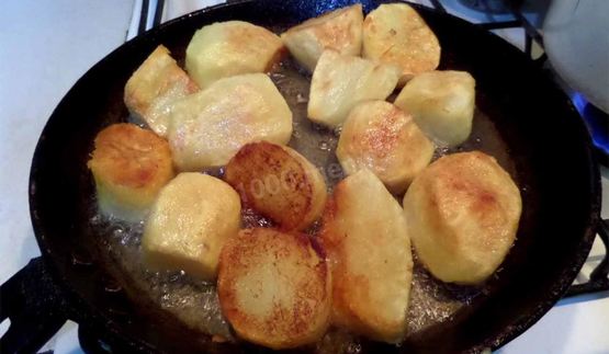 поджаренный кролик с картошкой и зеленью