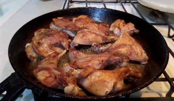 поджаренный кролик с картошкой и зеленью