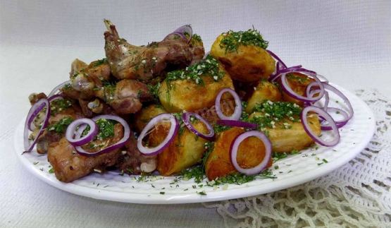 поджаренный кролик с картошкой и зеленью