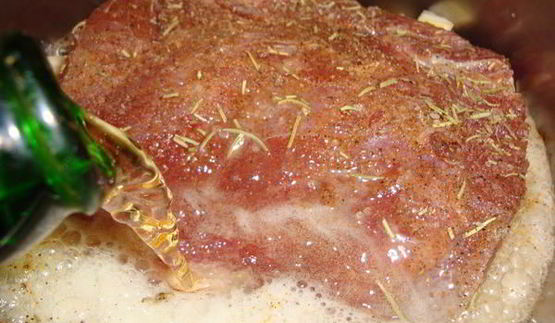 пряная свинина в пиве