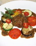 Щечки теленка, томленые в демиглясе, с запеченными овощами и грибным соусом