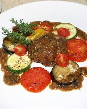 Щечки теленка, томленые в демиглясе, с запеченными овощами и грибным соусом