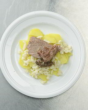 Шпецле с тушеным мясом и картофелем