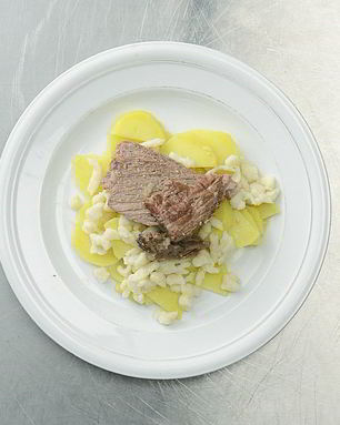 Шпецле с тушеным мясом и картофелем