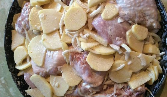 сочная курочка с картошкой в духовке