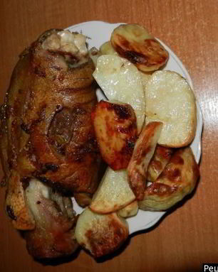 Свиная рулька запеченная в духовке с картошкой