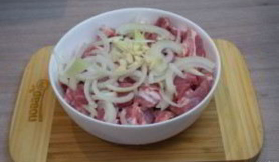 свиная шея кусочками в духовке