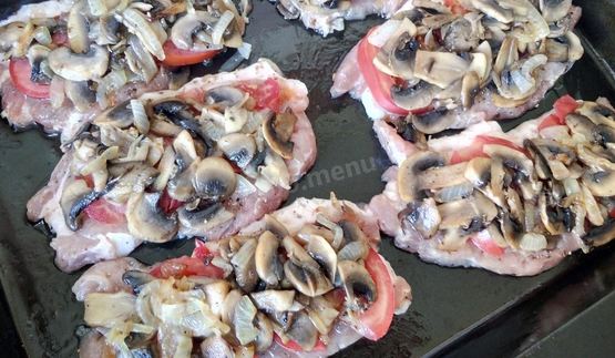 свинина с шампиньонами в духовке