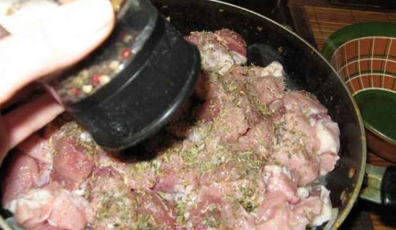 свинина, запеченная в горшочке, с овощами