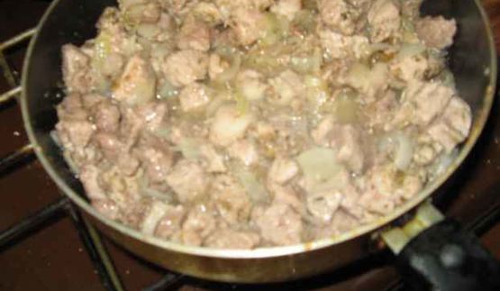 свинина, запеченная в горшочке, с овощами