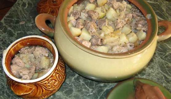 свинина, запеченная в горшочке, с овощами