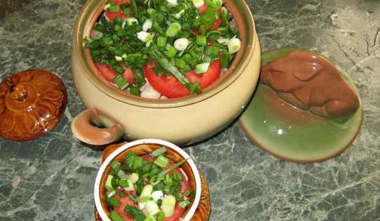 свинина, запеченная в горшочке, с овощами