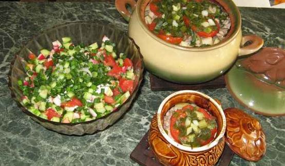 свинина, запеченная в горшочке, с овощами