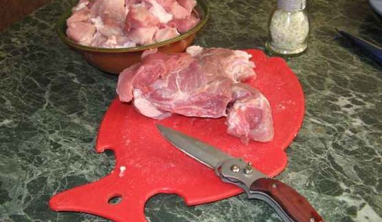 свинина, запеченная в горшочке, с овощами