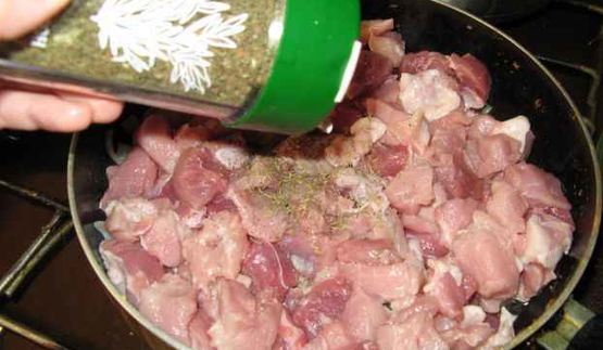 свинина, запеченная в горшочке, с овощами