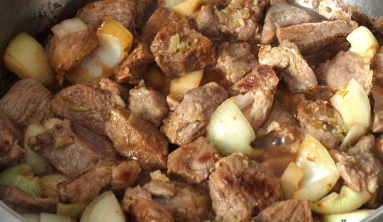 телятина тушеная с тыквой, стручковой фасолью и шампиньонами