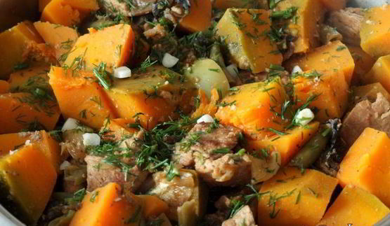 телятина тушеная с тыквой, стручковой фасолью и шампиньонами