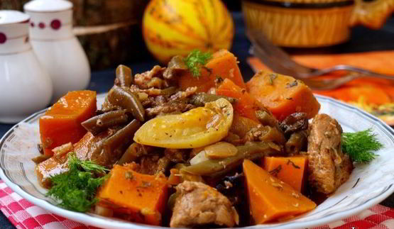 телятина тушеная с тыквой, стручковой фасолью и шампиньонами
