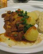 Тушеная говядина с кнедлями