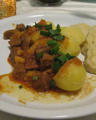 Тушеная говядина с кнедлями