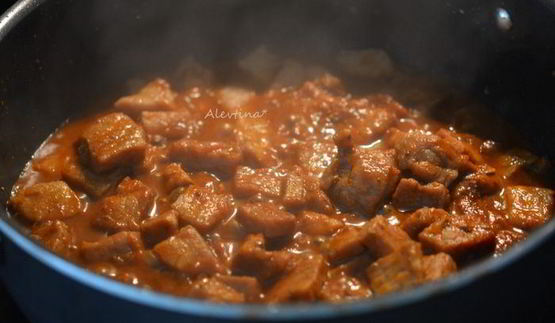 тушеная свинина с чили соусом