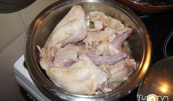 тушеный кролик с грибами