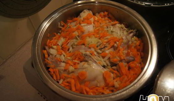 тушеный кролик с грибами