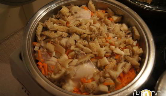 тушеный кролик с грибами