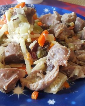 Тушеные желудки индейки по-русски