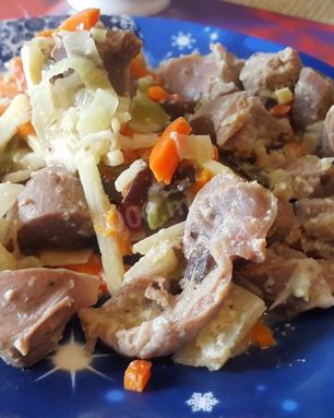 Тушеные желудки индейки по-русски