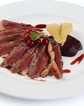 Утиная грудка с красной смородиной