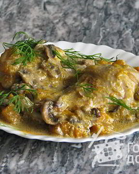 Запеченная курица с тыквой и грибами