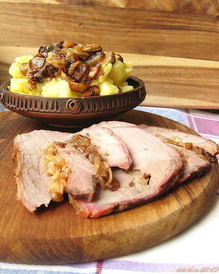 Рецепт запеченной телятины с луком