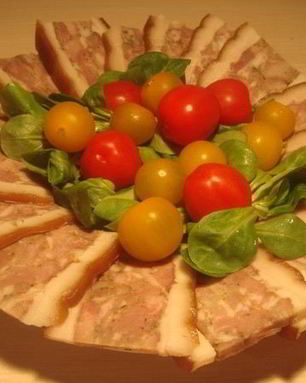 Запеченное прессованное свиное сало с мясом