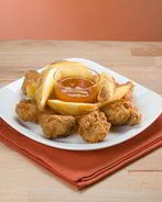 Золотистые куриные кусочки в сухарях с абрикосово-горчичным соусом