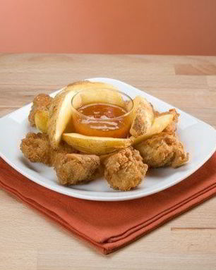 Золотистые куриные кусочки в сухарях с абрикосово-горчичным соусом