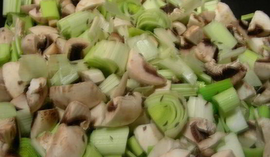 нежный гарнир из лука-порея и грибов с маскарпоне