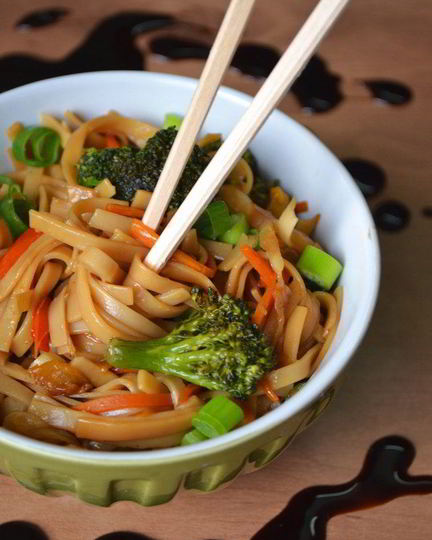 Рецепт нудлса — яичной лапши с овощами и соевым соусом