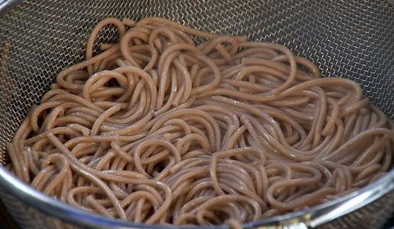 острая гречневая лапша с говядиной и соевым соусом