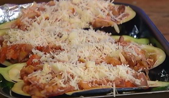 баклажаны, фаршированные овощами и сыром