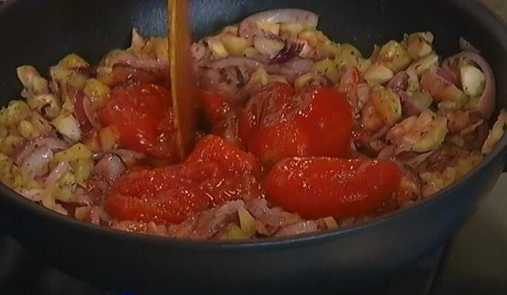 баклажаны, фаршированные овощами и сыром