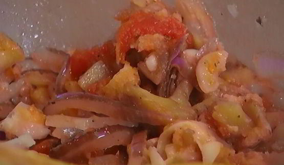 баклажаны, фаршированные овощами и сыром