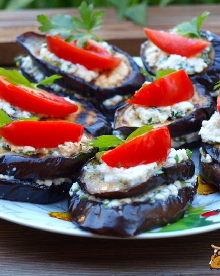 Рецепт баклажанов запеченных на гриле с адыгейским сыром