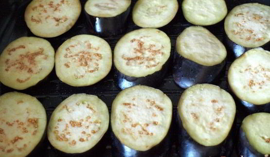 баклажаны запеченные на гриле с адыгейским сыром