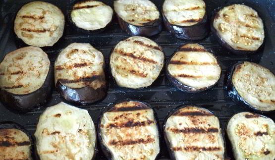 баклажаны запеченные на гриле с адыгейским сыром