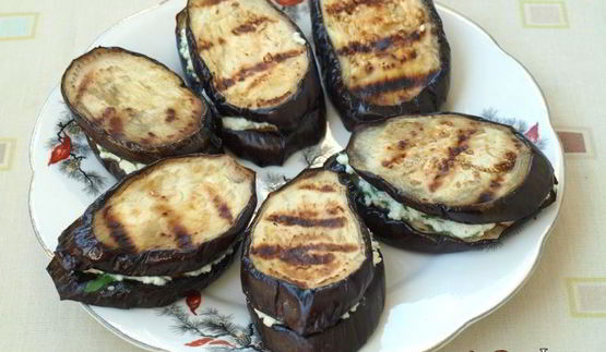 баклажаны запеченные на гриле с адыгейским сыром